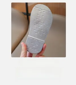 Détail de la semelle antidérapante de sandale pour fille montrant la texture et taille 28