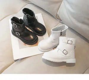 Détail de bottines noires pour filles avec boucles métalliques et fermeture éclair latérale