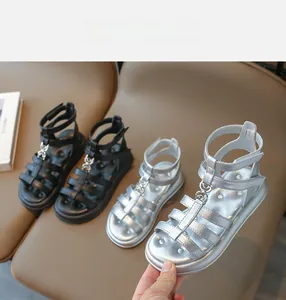 Gros plan de sandales gladiateur noires et argentées avec design multi-brides chic