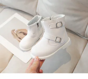 Détail de bottines blanches pour filles avec boucles argentées et fermeture éclair latérale