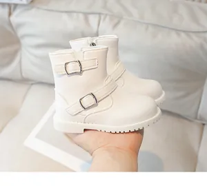 Détail de bottines blanches pour filles avec doubles boucles et fermeture éclair latérale
