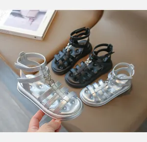 Détails de sandales romaines pour filles avec lanières argentées et fermeture velcro