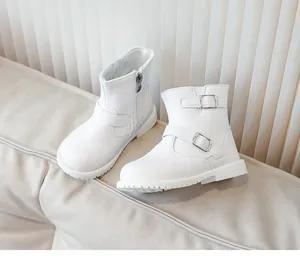 Détail de bottines blanches pour filles avec boucles argentées et fermeture éclair