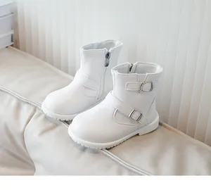 Détail de bottines blanches pour filles avec texture cuir et fermeture éclair latérale