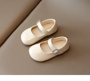 Vista detallada de zapatos Mary Jane beige para niñas con hebillas de strass brillantes