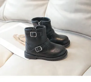 Détail de bottines noires pour filles avec fermeture éclair et doubles boucles en métal