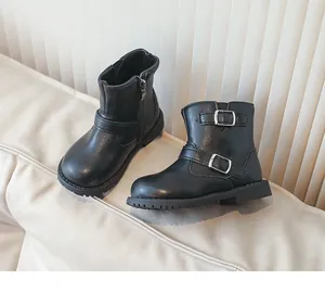 Détail de bottines noires pour fille en cuir avec boucles argentées et zip latéral