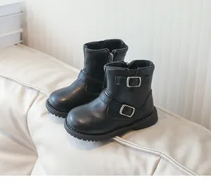 Détail de bottines en cuir noir pour filles avec fermeture éclair latérale et boucle métal