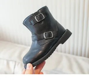 Détails des bottines noires mates pour fille avec boucles métalliques et zip latéral