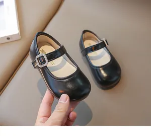 Primer plano de zapatos Mary Jane de charol negro con hebilla cuadrada de pedrería fina