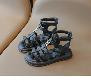 Détail de sandales gladiateur noires pour filles avec chaîne argentée et velcro