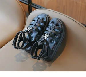 Détail de sandales gladiateur noires pour filles avec chaînes argentées et semelles épaisses