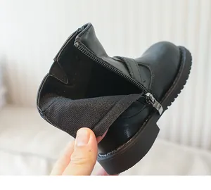 Détail de la fermeture éclair latérale et de la doublure des bottines noires pour filles