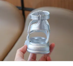Gros plan sur les sandales argentées pour filles avec semelles antidérapantes et velcro