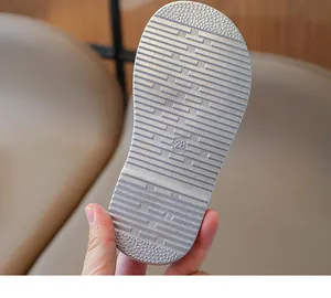 Vue détaillée de la semelle antidérapante de sandales pour filles avec la taille 28