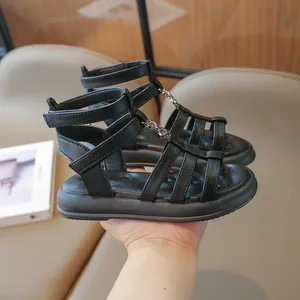 Sandales gladiateur noires pour filles avec chaîne en métal et semelle compensée