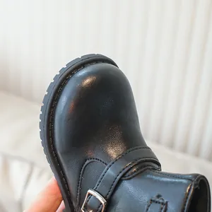 Bottines noires de princesse pour fille avec texture cuir, boucle et semelle antidérapante