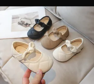 Dettaglio ballerine Mary Jane trapuntate per bambina con fiocco in nero, kaki e beige