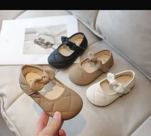 Dettaglio delle scarpe Mary Jane trapuntate per bambina con fiocco elegante