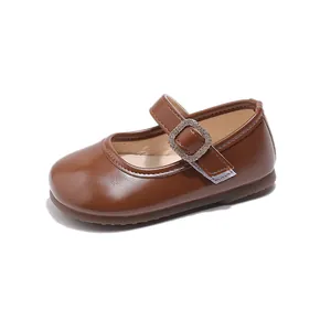 Zapatos Mary Jane clásicos marrón oscuro para niña con acabado brillante y hebilla de strass