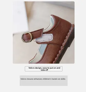 Détail de chaussures en cuir marron pour enfant avec fermeture à scratch pratique et réglable