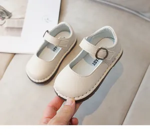 Détail de chaussures Mary Jane crème pour filles avec cuir mat et bride velcro