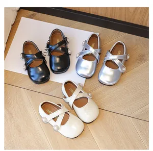 Draufsicht auf Mädchen Mary Jane Schuhe in Schwarz, Silber und Beige mit Perlenriemen