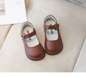 Gros plan détaillé des chaussures Mary Jane rétro marron foncé avec coutures blanches