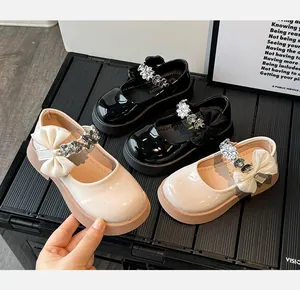 Détails des babies pour filles avec nœuds en satin et brides strassées en deux tons