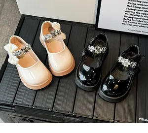 Détail de chaussures Mary Jane vernies pour filles avec fleurs en strass et semelles crantées