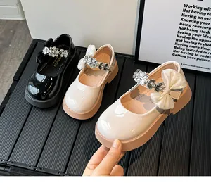 Détail de Mary Janes vernies pour filles avec strass brillants et nœuds en tissu élégants