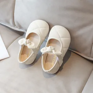 Scarpe beige trapuntate per bambine con fiocco e punta arrotondata stile principessa
