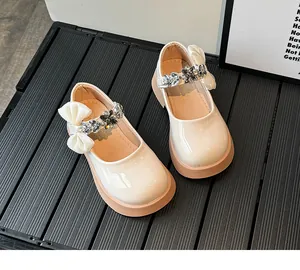 Vue détaillée de la chaussure Mary Jane crème pour fille avec nœud en strass et semelle épaisse