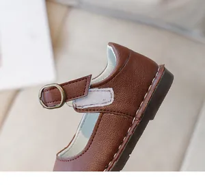 Détail de chaussure Mary Jane marron pour fille en cuir avec couture main et boucle rétro