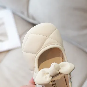 Scarpe Mary Jane da bambina color crema con cuciture trapuntate e fiocco