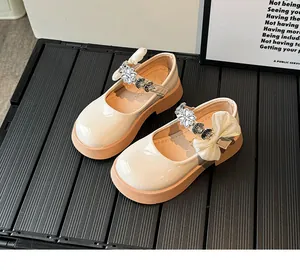 Détail de chaussure Mary Jane beige pour fille avec fleur en strass et nœud en satin