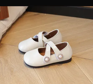 Detailansicht der Mary Jane Schuhe für Mädchen mit gekreuzten Riemen und Perlenblumen
