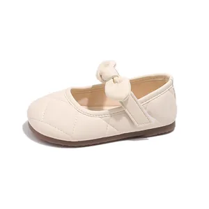 Scarpe Mary Jane crema per bambina con trapuntatura a rombi e dettaglio con fiocco