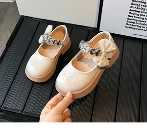 Détail de chaussures Mary Jane beige pour filles avec fleur en strass et nœud satin