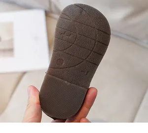 Détail de la semelle en caoutchouc antidérapante avec marquage de taille 23 pour filles