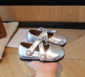 Detailansicht silberne Mädchen Mary Jane Schuhe mit Perlen- und Strass-Schnalle