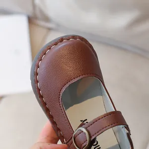 Chaussures Mary Jane en cuir marron pour petites filles avec coutures blanches et boucle