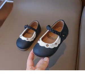 Detailaufnahme der Mädchen Mary Janes mit bunten Blumenstickereien und Wellenverzierung