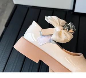 Détail de chaussures Mary Jane ivoire pour filles avec nœud en strass et bride velcro pratique