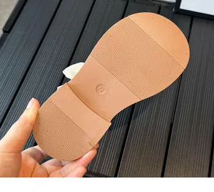 Détail de la semelle antidérapante en caoutchouc marron pour chaussures fille taille 27