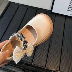 Chaussures Mary Jane crème pour filles avec strass et détail de nœud translucide