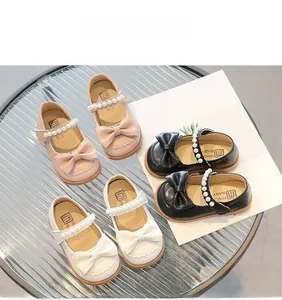 Detailansicht der Mädchen Mary Janes mit eleganten Perlenriemen und Schleifen
