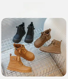 Détail de bottines pour enfants avec semelles antidérapantes et fermetures éclair