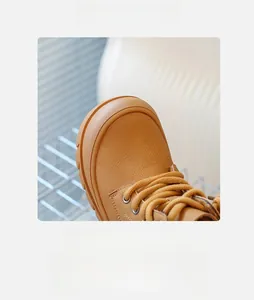 Gros plan de bottines en cuir marron pour enfants avec texture grainée et bout rond