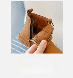 Gros plan de bottines marron pour enfants avec doublure en peluche et fermeture éclair
